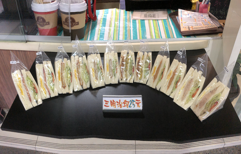 錿樂咖啡&三明治HALA coffee & sandwich內有貓咪會騷擾用餐，目前提供外帶服務，需提前通知，可加入line 的照片