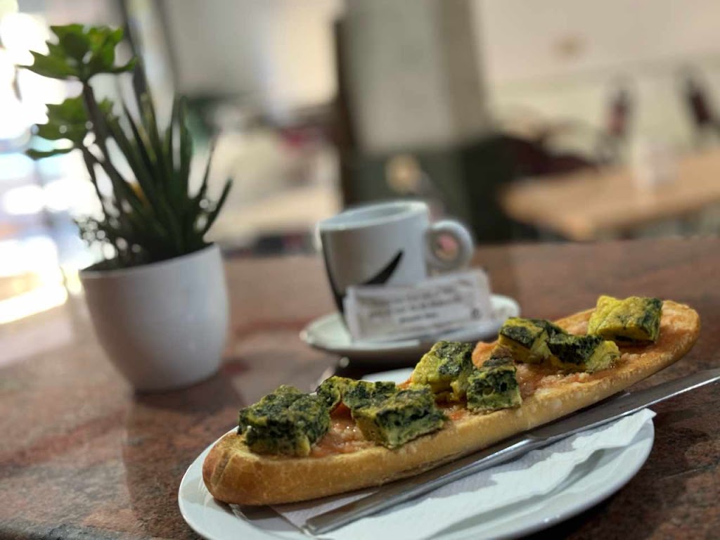 Central Snack - Bar — Comida y bebida