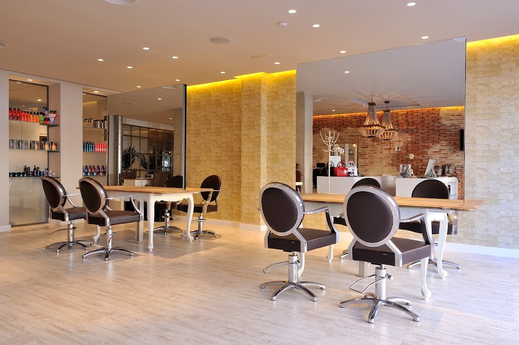 Status Hairdressing — Del propietario