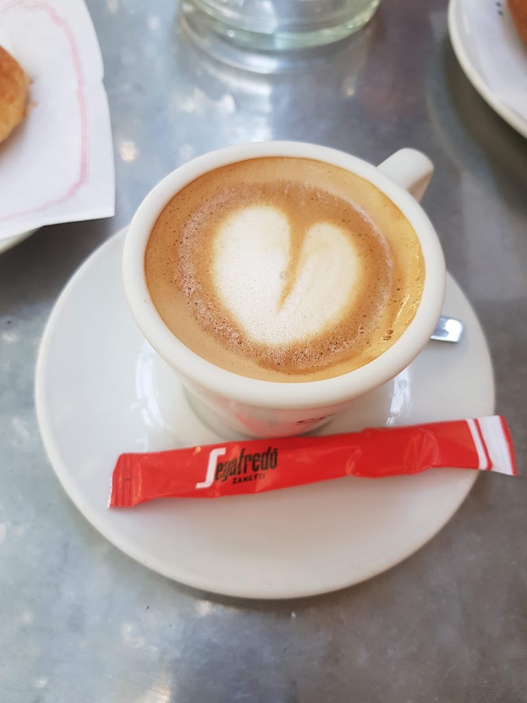 Cafeteria Croissanteria Avenida Esteiro — Comida y bebida