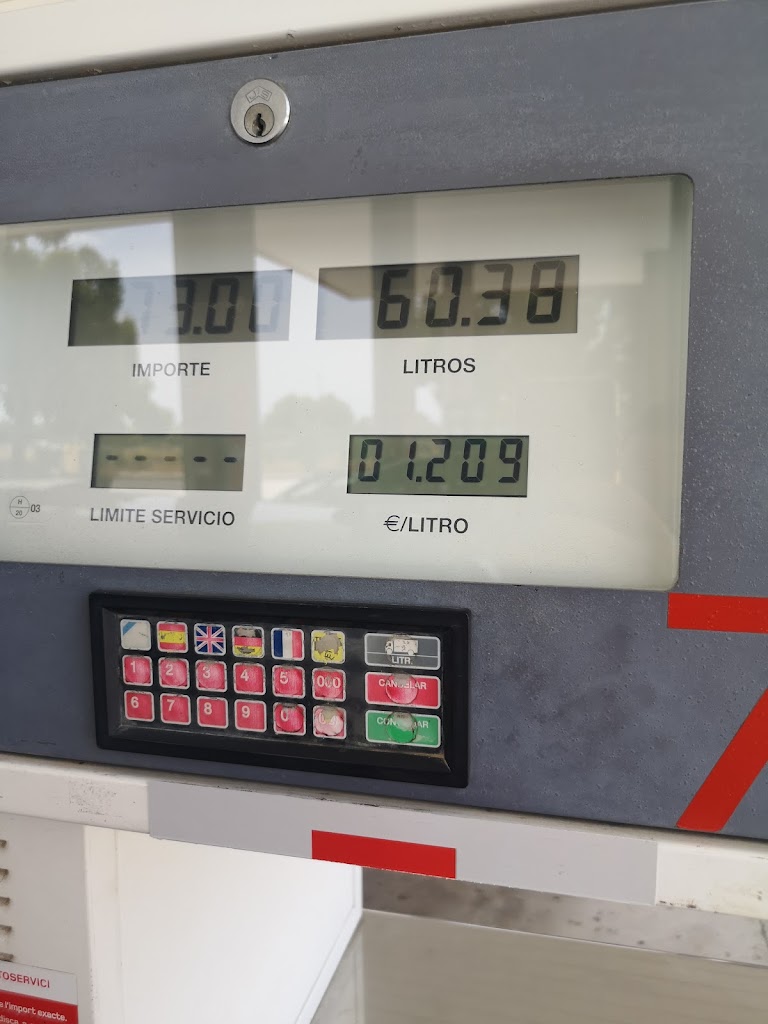 Estacion de servicio Cepsa — Surtidor de combustible