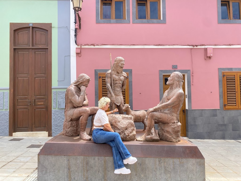 Conjunto Escultorico "Vida Cotidiana de los Guaires"