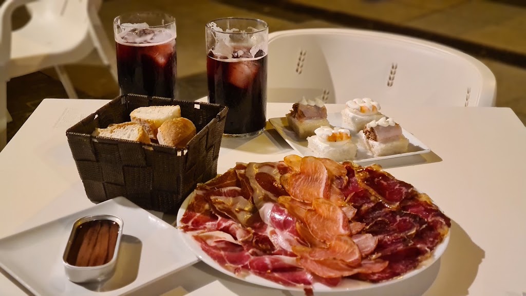 La Bucara — Comida y bebida