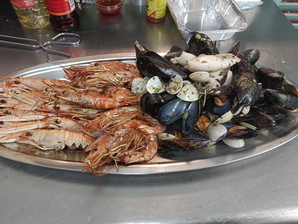 BAR RESTAURANT YONG — Comida y bebida