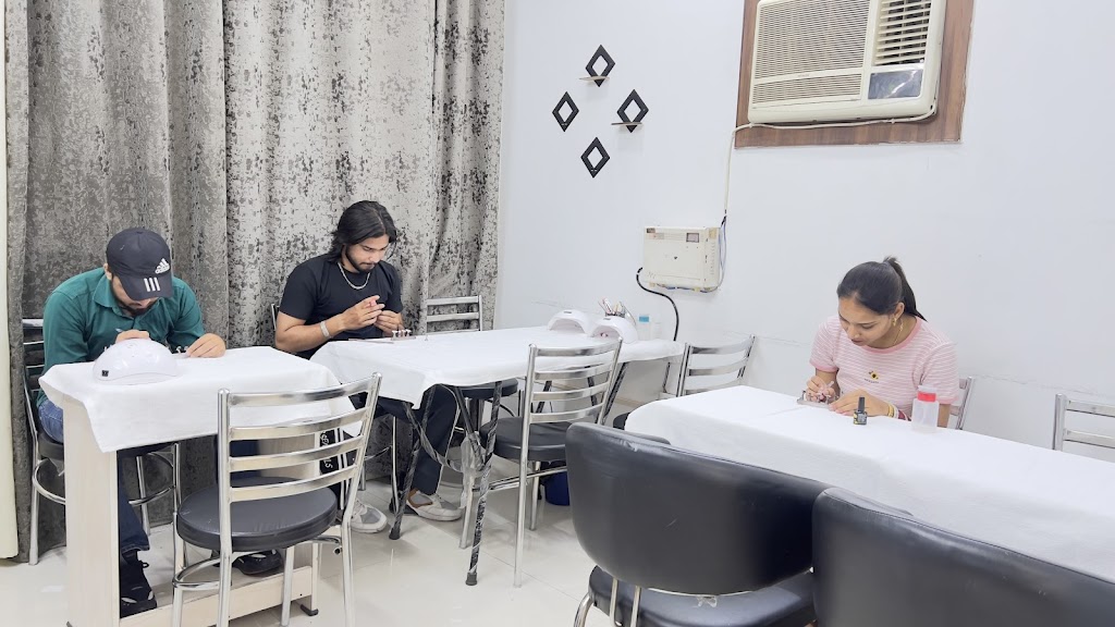 Liforn Studio Academy Best Nail Artist In Karnal Beauty Parlour Nail Art Training Academy In Karnal
