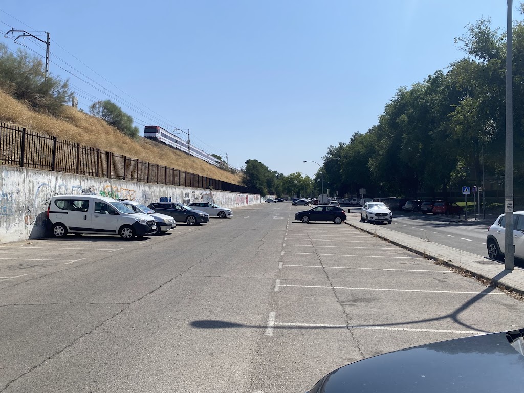 Calle del Roncal, 45 Parking