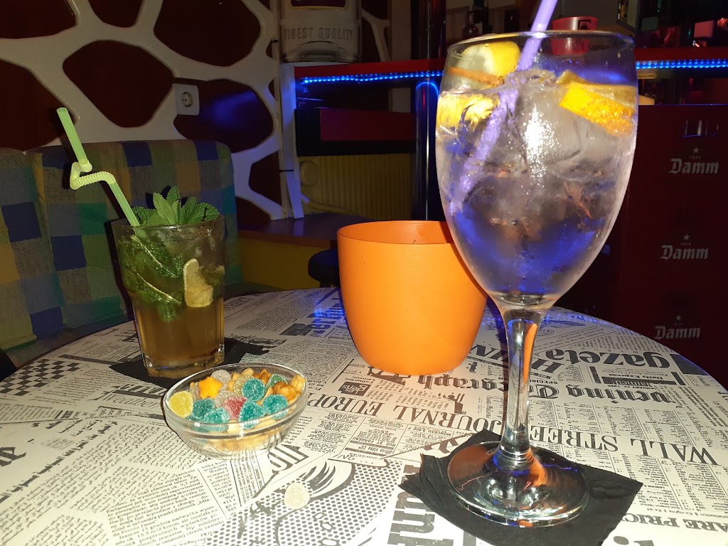 Pub Blacky — Comida y bebida