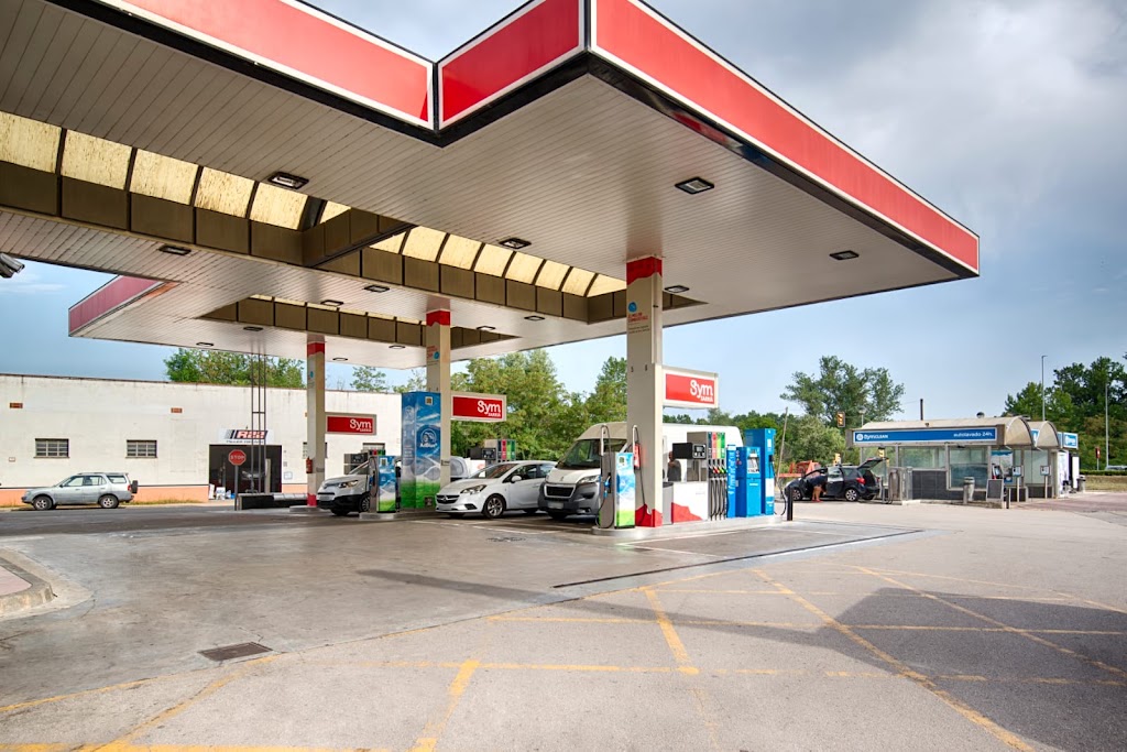 Gasolinera y Supermercado 24 horas Sym Sarria — Surtidor de combustible