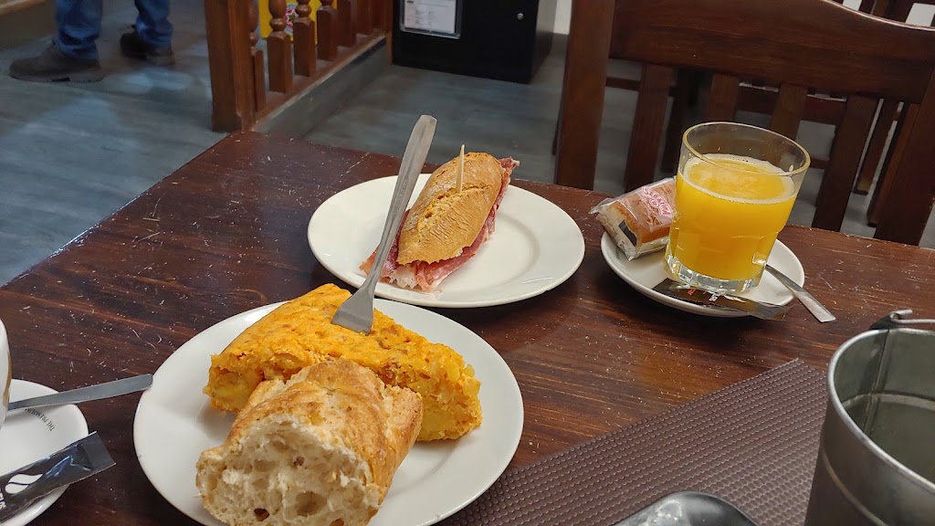 Cafeteria B-12 — Comida y bebida