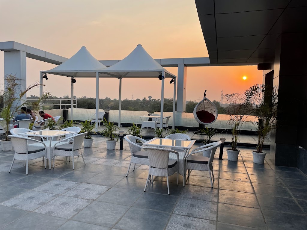 Hotel Meenakshi Rooms Rooftop Restaurant