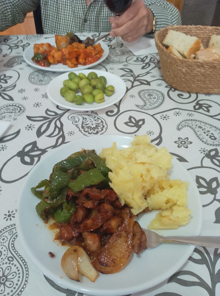 LA OLLA DEL PUEBLO — Comida y bebida