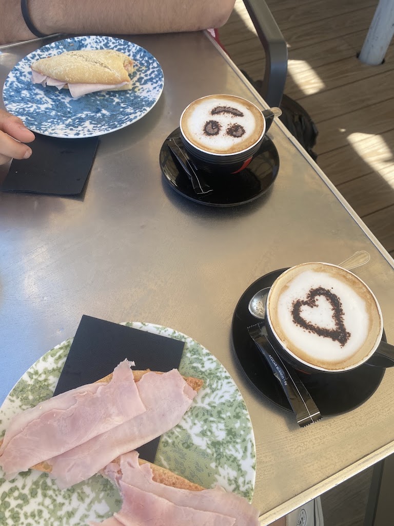 Gallau Cafe — Comida y bebida