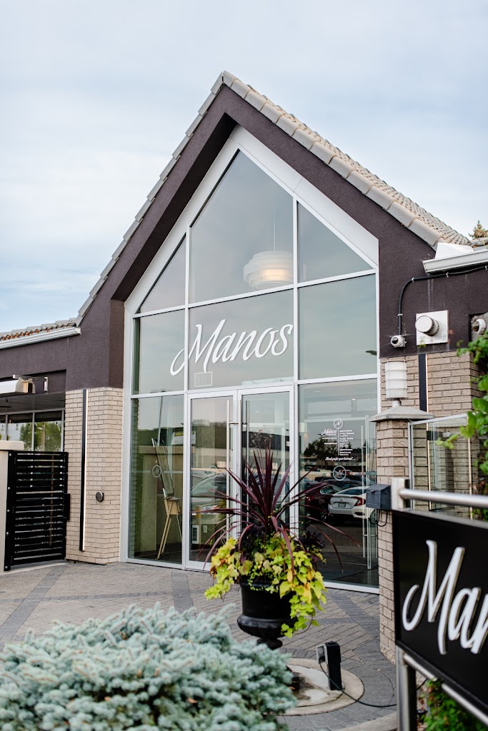 Mano's Restaurant & Lounge in Saskatoon