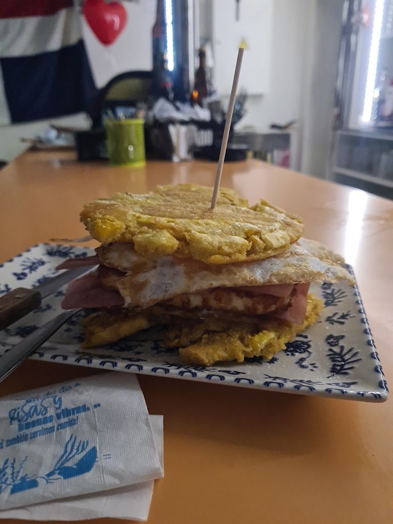 LOS Domi bar y billar — Comida y bebida