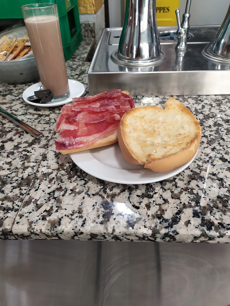 CERVECERIA AJU — Comida y bebida