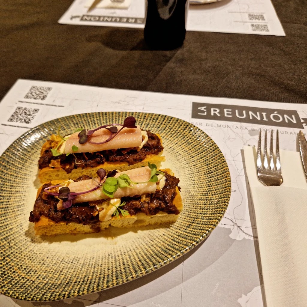 La Reunion Bar de Montana & Restaurante — Comida y bebida