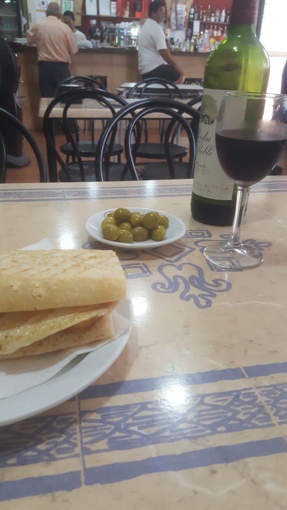 La Despensa De Navarro — Comida y bebida