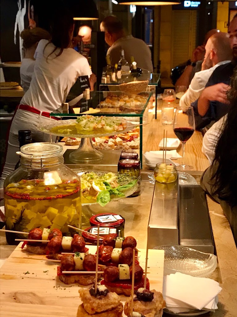 Restaurante La Vasca — Comida y bebida