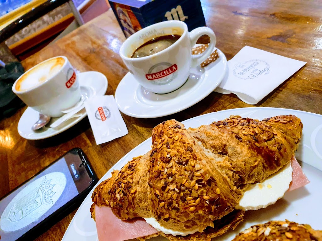 Esther La Loca De Los Gatos Cafeteria — Cafe