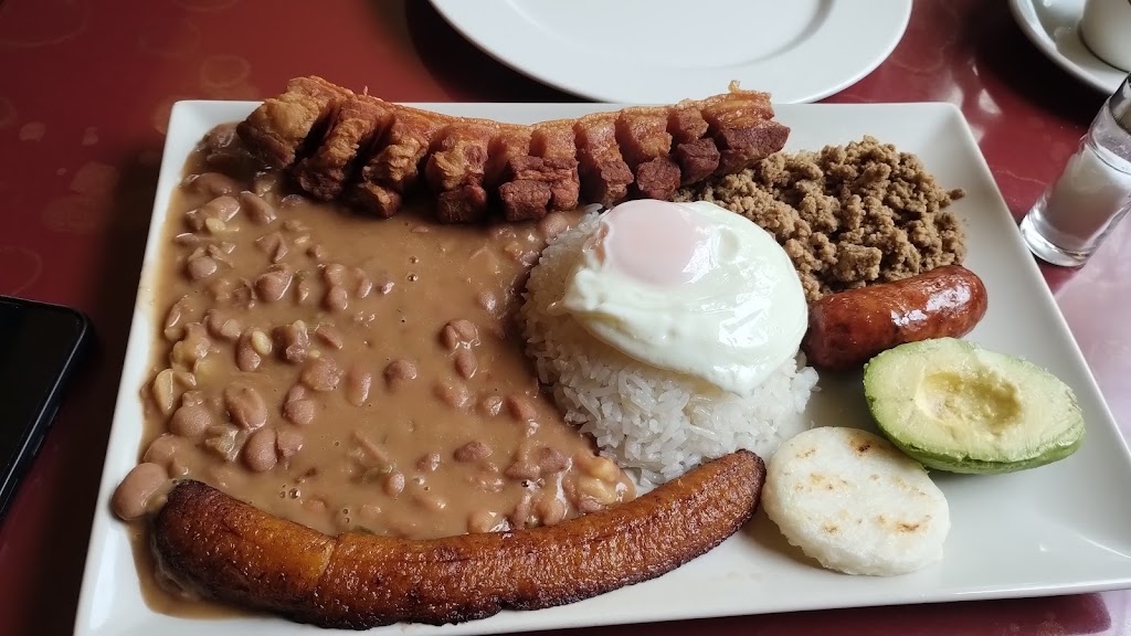 Restaurante Yeni Manjares — Comida y bebida