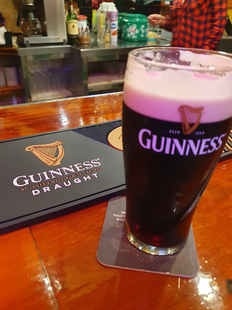 The Oul Triangle, Irish Pub — Comida y bebida