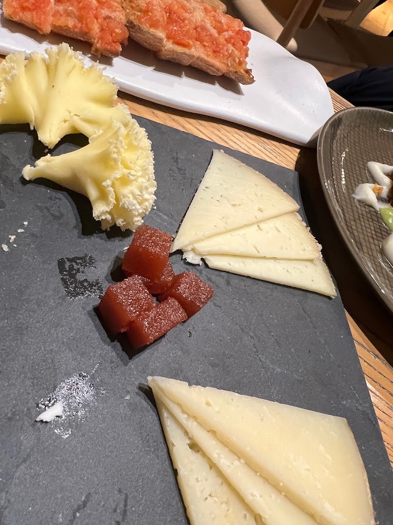 Restaurant Sorli Emocions — Comida y bebida