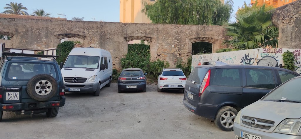 Aparcamiento gratuito entre ruinas — Estacionamiento