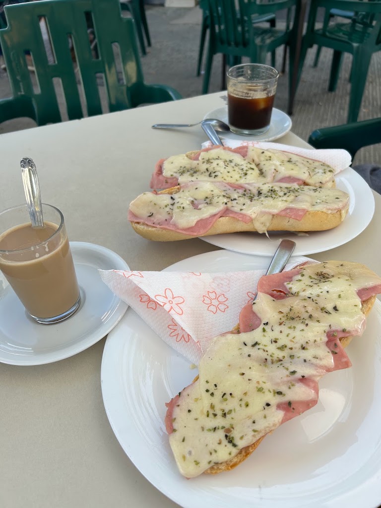 CAFE-BAR PASEO DE LA VIRGEN. — Comida y bebida