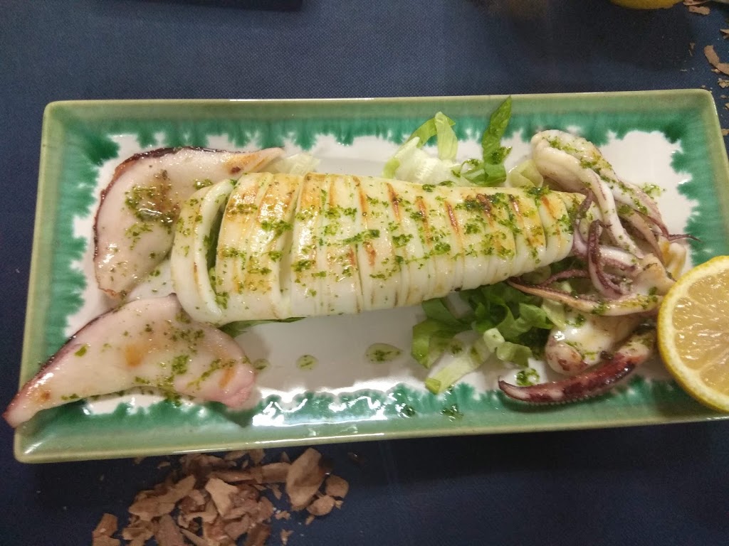 Al Sastreso Bar — Comida y bebida