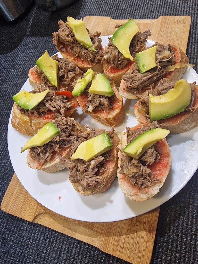 Charliss Cafe — Comida y bebida