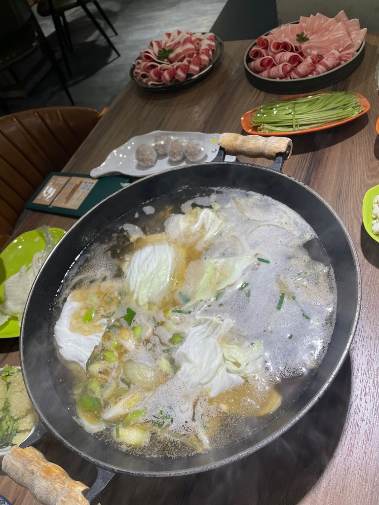 韋爐巨城店（石頭火鍋/麻辣鍋/酸白菜鍋/剝皮辣椒鍋/藥膳鍋） 的照片