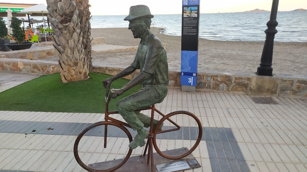 Monumento a Jose Sazatornil