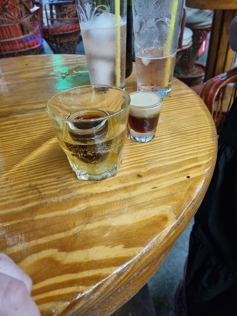 Snoopy's Bar — Comida y bebida