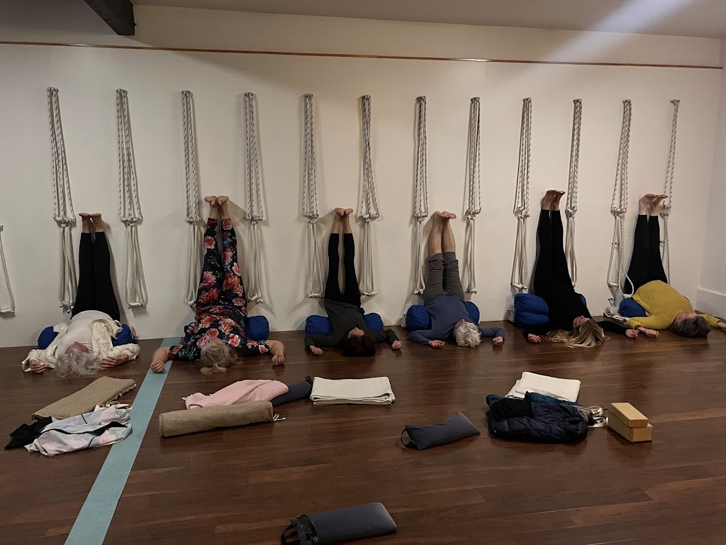  Iyengar Yoga Studio
