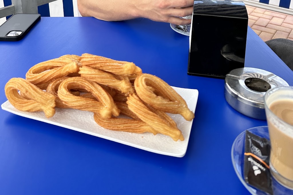 Churreria Los Jardines — Comida y bebida