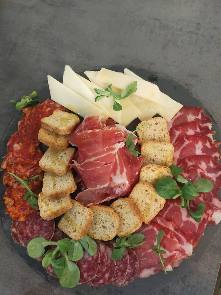 Gastrobar A Fer La Ma — Comida y bebida