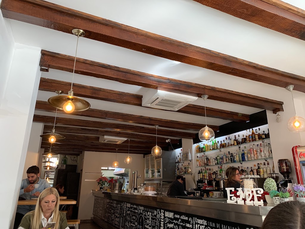 EME22 CAFE BISTRO — Ambiente