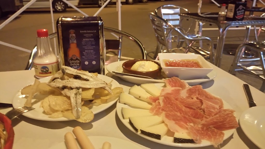 Cafereria DELFIN — Comida y bebida