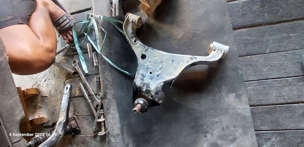 ANEKA MOBIL ( PAK DJOKO )Bengkel Kaki Kaki & karet karet boshing Mobil.