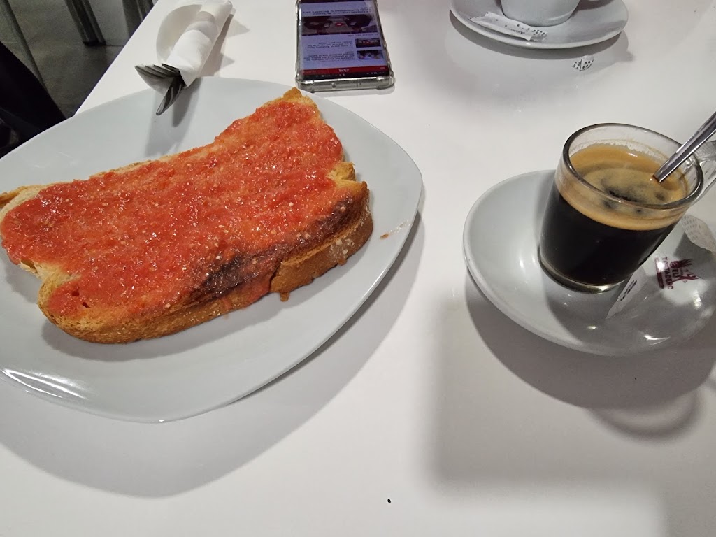H'elen Cafe — Comida y bebida
