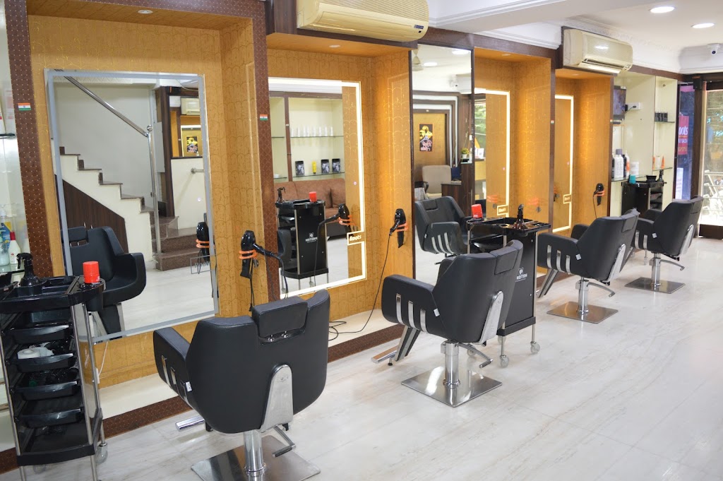 Da Roots Family Saloon