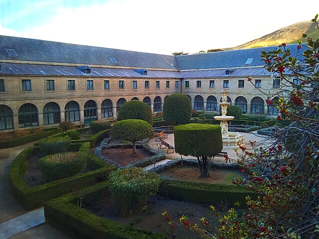 Real Centro Universitario Escorial - Maria Cristina (Adscrito al CEU) — Del propietario
