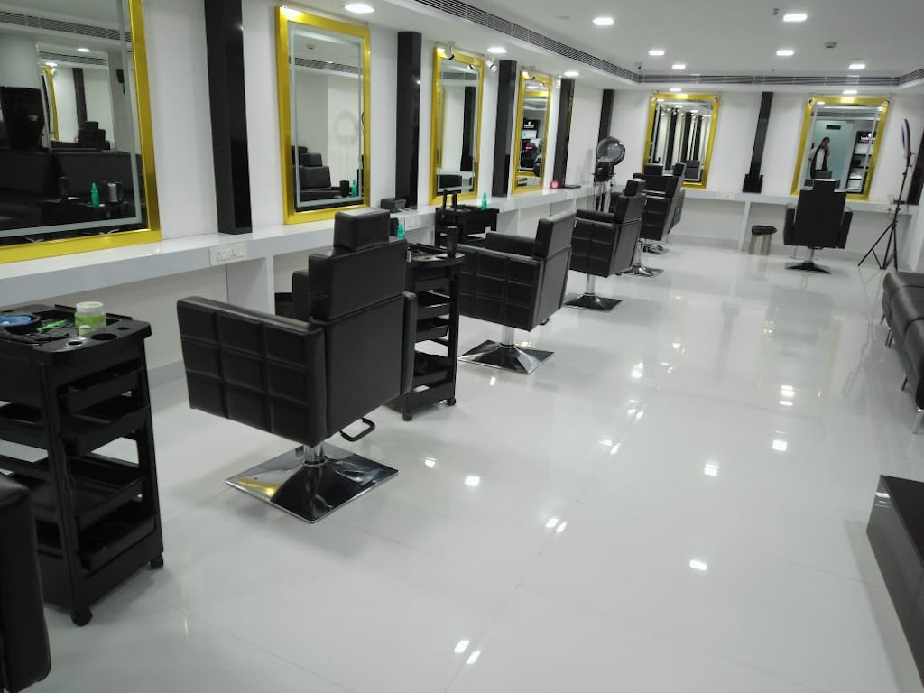 Lyra Salon