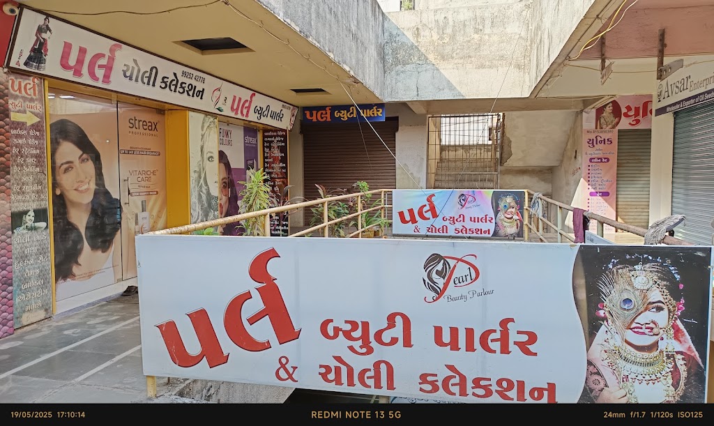 Pearl Beauty Parlour Choli Collect On