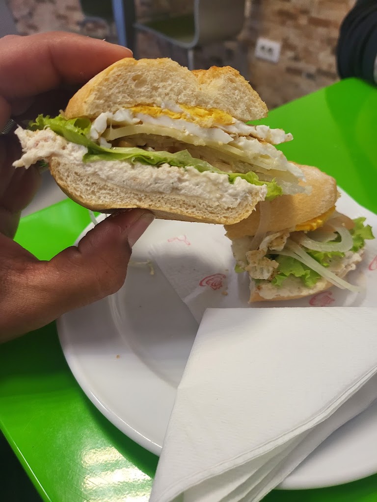 BAR CAFETERIA CMR — Comida y bebida