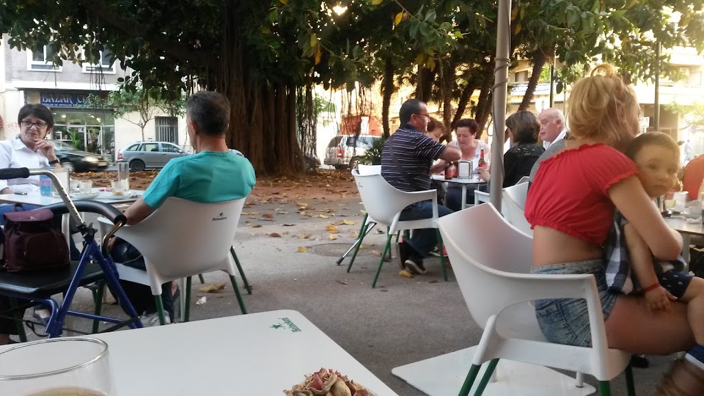 Crick Crack Cafe Y Pizza — Ambiente