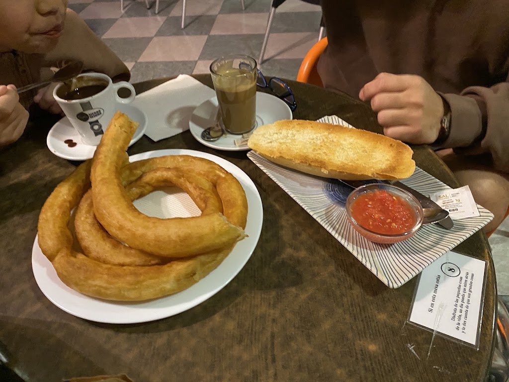 Churreria Cafeteria 19 de julio. — Comida y bebida