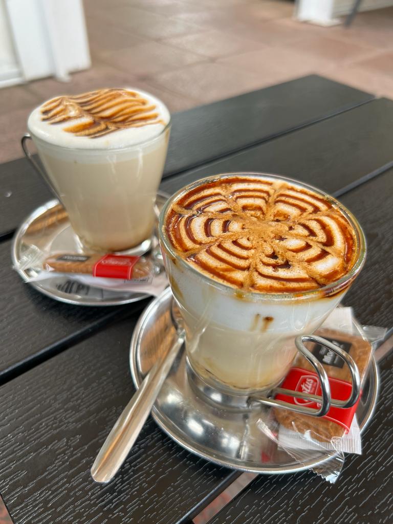 Sesenta y Nueve Cafe y Copas — Comida y bebida