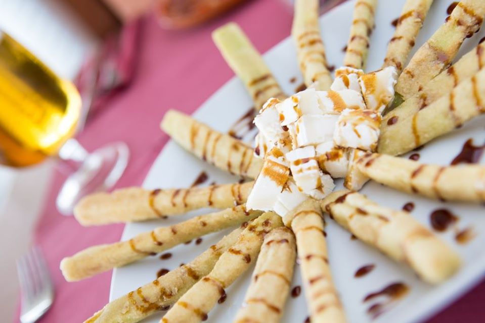 RUSTIK BAR RESTAURANT — Comida y bebida