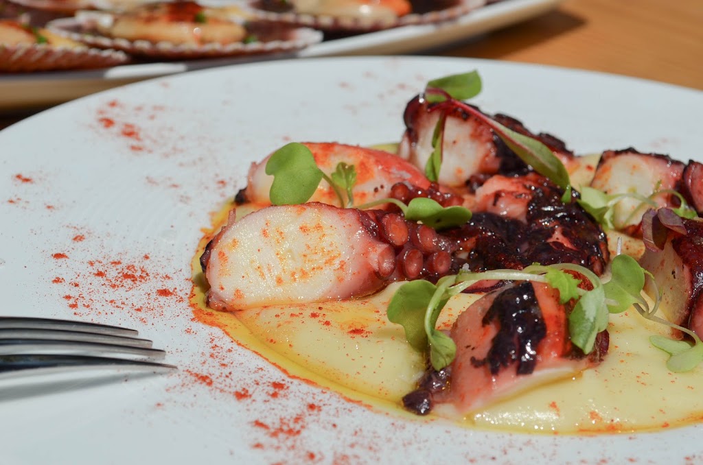 Tibu-Ron Beach Club — Comida y bebida